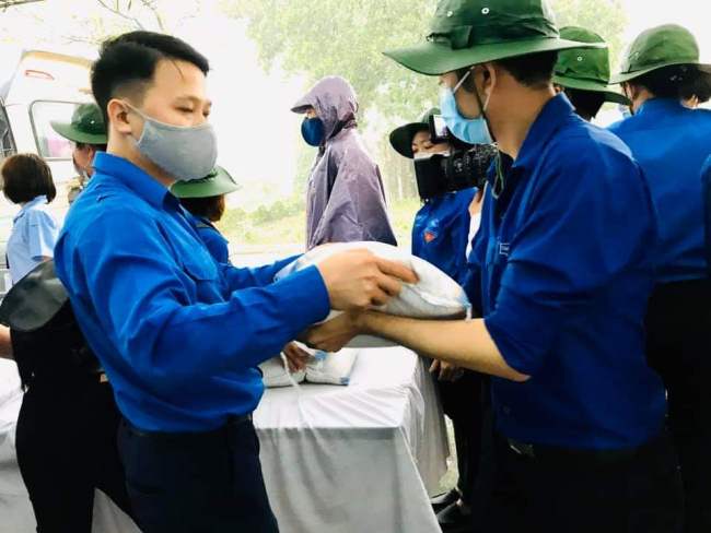 Huyện đoàn Sóc Sơn hỗ trợ công nhân gặp khó khăn do ảnh hưởng của dịch Covid -19